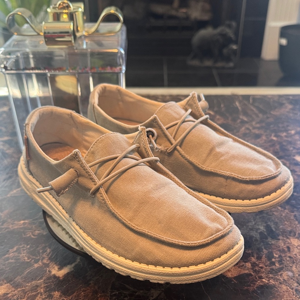“SOLD” Hey Dude Wendy Chambray Light Grey Loafers - Women’s Size 8 - Picture 3 of 10